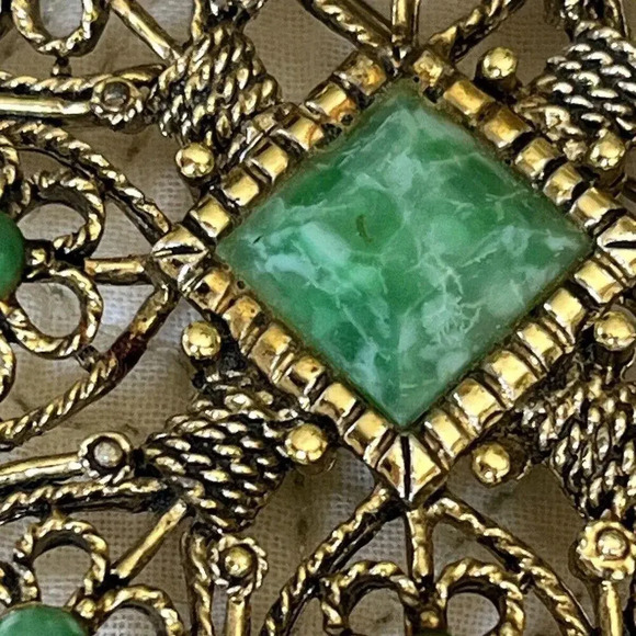 Vintage Open Work Green Faux Stone Gold tone ‎ Ornate  Pin Brooch - Picture 6 of 9